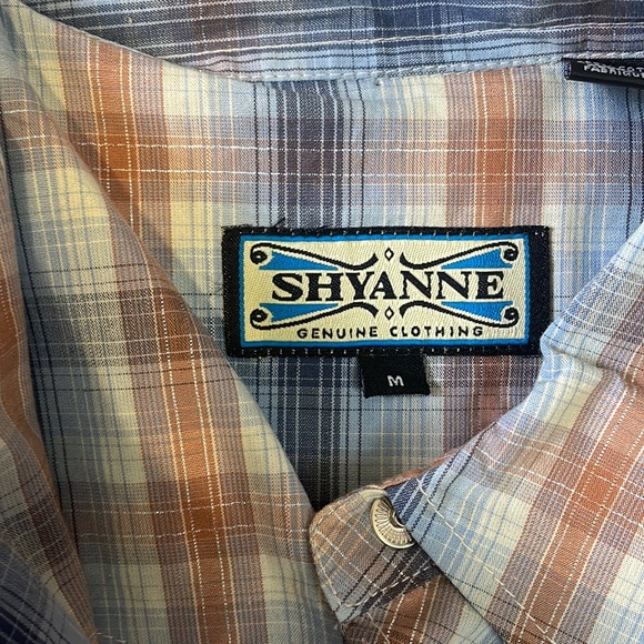 Shyanne womens size medium western wear pearl snap shirt - Picture 2 of 3